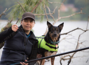 1A - bearbeitet Marion Pepper mit Hündin Sunny auf dem SUP